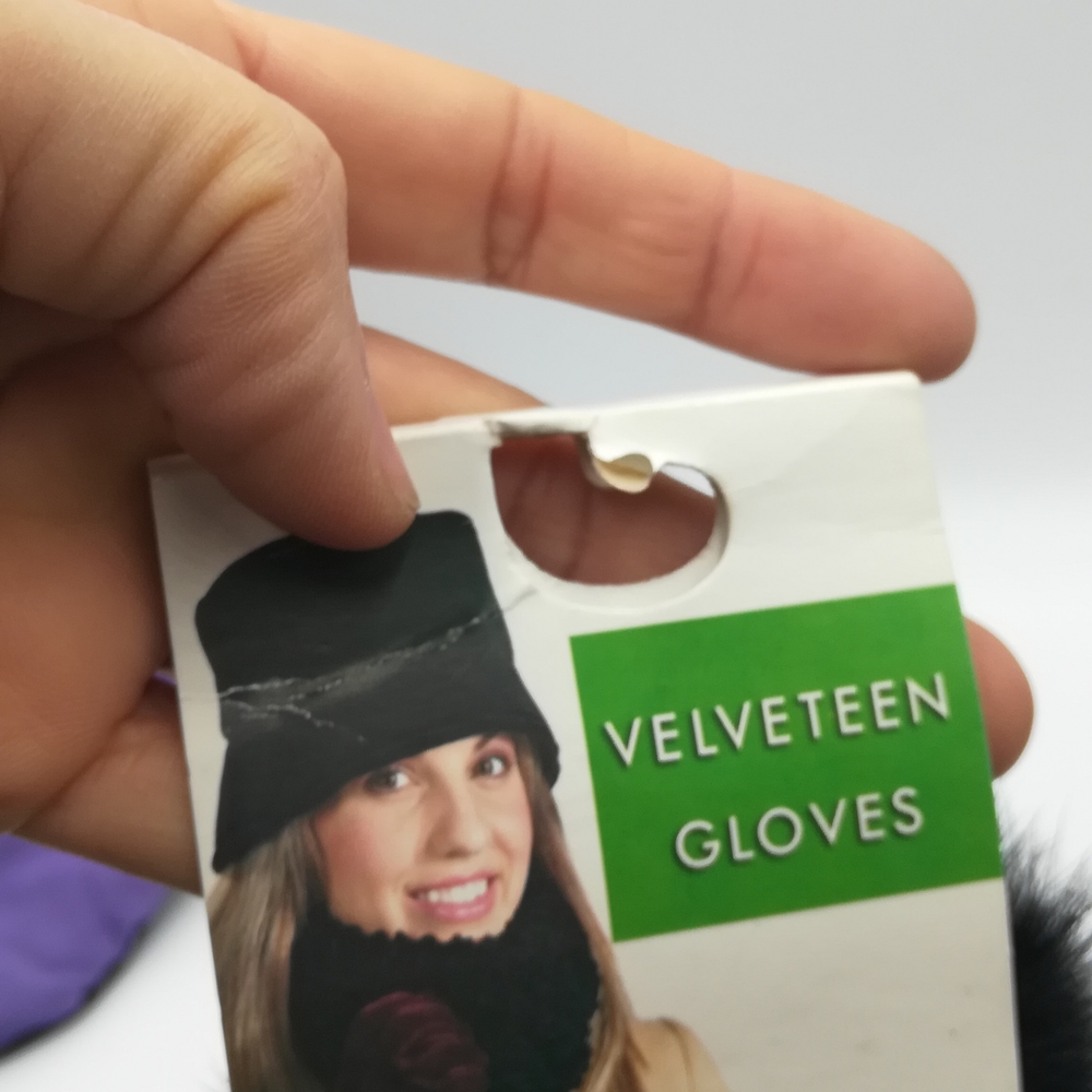 Elegant Green Velvet Gloves with Fur Trim - Picture 2 of 2
